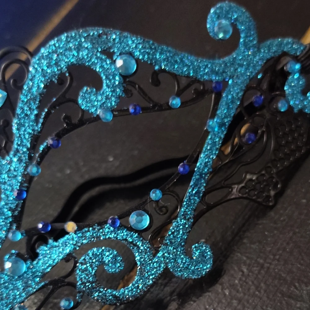 BEAUTIFUL SPARKLING TEAL GLITTER MASQUERADE MASK